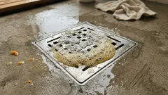 Rejilla del baño con mal olor: el truco de naranja y bicarbonato que ayuda a neutralizarlo