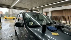 ¿Stickers pegados en el carro? El método con gaseosa tipo cola que sí funciona (y cuándo no)