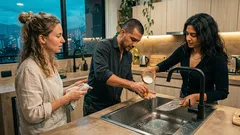 El truco del medio limón con sal en el lavaplatos: cuándo usarlo y por qué se nota