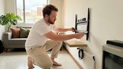 El mueble de TV está quedando atrás: el cambio en la pared que hace que la sala se vea más amplia