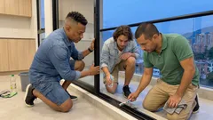 Tus ventanas lo van a notar: el truco con vinagre blanco para limpiar los rieles sin complicarte