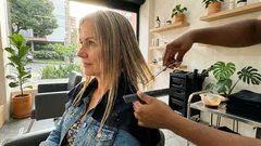 Secretos para llevar el cabello corto este verano 2026: cortes frescos y color cálido con actitud