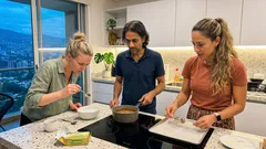 El truco del almíbar que no se azucara: brigadeiros de coco con caramelo crocante