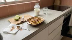 ¿Antojo de postre en 15 minutos? Manzana al horno con almendras y un truco para que no se oxide